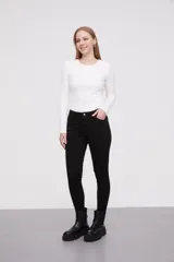 Pantalon jean de corte skinny y calce medio, color blanco, con bolsillos laterales y traseros.