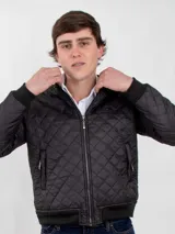 Campera bomber aviador azul con cuello alto, cierre frontal y bolsillos laterales. Diseño acolchado con patrón de rombos.