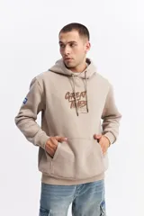 Canguro oversize de algodón con capucha y cordones ajustables. Presenta un diseño de estampa frontal con la frase 'GREAT TIMES' en relieve y bolsillo frontal tipo canguro.