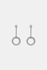 Pendientes colgantes metálicos con diseño de barra vertical y doble aro, decorados con incrustaciones de joyas brillantes. Cierre con tuerca.