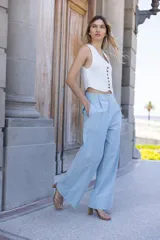 Pantalón celeste de tusor de algodón, de corte recto, con pinzas, bolsillos delanteros y falsos bolsillos con tapa en la parte de atrás.