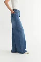 Pantalón de jean azul de corte amplio y holgado, especialmente en la zona de muslos y piernas.