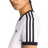 Remera Adidas de corte entallado, color blanco, con cuello redondo y ribetes en contraste negros en cuello y mangas. Incluye las clásicas tres tiras negras sobre los hombros y el logo del Trifolio bordado en el pecho.