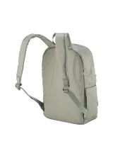 Mochila color beige con bolsillo frontal y logo de la marca en la parte inferior.