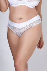 Bombacha tiro alto blanca confeccionada con tela que contiene fibra LYCRA® y puntilla elastizada. Fundillo en algodón 100%.