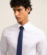 Corbata clásica de textura satinada en color azul marino, con diseño liso y acabado elegante.