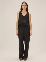 Pantalón negro de corte recto con cintura elastizada.