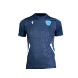 Remera deportiva Macron color azul marino con diseño geométrico en el frente, logo de la marca en el pecho y detalles en blanco en los laterales.
