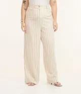 Pantalón ancho estilo pantalona color beige con estampado de rayas verticales finas. Cuenta con elástico en la espalda, bolsillos laterales y traseros, y botón de nácar en la cintura.