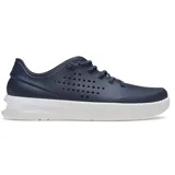 Championes Crocs InMotion Pacer color azul marino, con suela blanca, cordones elásticos y perforaciones laterales para mayor ventilación. Incorporan tecnología LiteRide y Free Feel Technology.