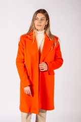 Tapado de paño color naranja, con solapas clásicas, cierre frontal y bolsillos laterales con solapa.