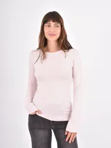 Remera de manga larga con cuello redondo, diseño básico y corte ajustado.