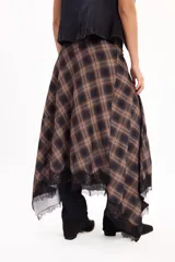 Falda midi evasé de talle medio, con estampado a cuadros en tonos marrones y negros, y detalle de puntilla negra en el ruedo.