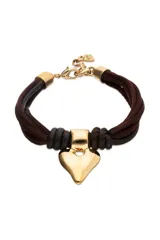 Pulsera compuesta por múltiples hilos trenzados de efecto seda marrón y tiras de cuero negro, con un dije central metálico dorado con forma de corazón estilizado. Cuenta con cierres y argollas de metal dorado.