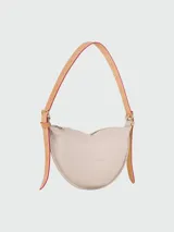 Bolso tipo crossbody de diseño semicircular, color gris claro, con correa ajustable y cierre superior.