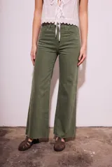 Pantalón de jean estilo wide leg con tiro alto y ruedo desflecado, en color verde oliva.