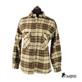 Camisa de abrigo roja y negra a cuadros grandes, de corte recto y manga larga.