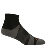 Calcetín deportivo de corte bajo con diseño ergonómico y zonas de refuerzo en talón y puntera, combinando bloques de color negro y gris.