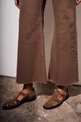 Sandalias cangrejeras de gamuza color marrón con hebilla dorada.