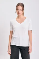 Remera de manga corta color crudo con escote en V.