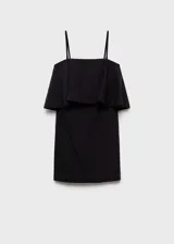 Vestido corto negro con diseño de volado en el pecho, tirantes finos y corte entallado.