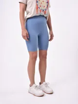 Biker short de tiro alto, confeccionado en tejido elástico liso.
