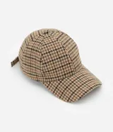 Gorra de béisbol con visera curva, confeccionada en tejido de poliéster con estampado de cuadros tipo pied de poule en tonos tierra y verde. Cuenta con ajuste en la parte trasera.