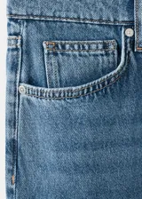 Jeans de denim de corte recto en color azul medio, de tiro medio con bolsillos clásicos y cierre frontal.