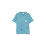 Remera Gallery Dept. de manga corta, color celeste con efecto salpicado de pintura y bolsillo frontal con logo estampado.