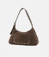 Cartera tipo hobo de gamuza color marrón, con correa de hombro ajustable decorada con ojales metálicos. Presenta un bolsillo frontal externo con detalle de tachas plateadas y cierre superior con cremallera.