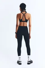 Leggings deportivas negras de tiro alto con cintura ancha y bolsillo abierto en la parte exterior de las piernas. Confeccionadas en tejido funcional ShapeMove™ con detalles reflectantes.