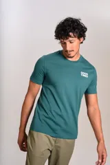 Remera de manga corta color verde petróleo, con cuello redondo y estampa pequeña en el pecho con el texto 'GOOD TIMES'.