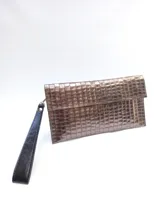 Sobre rectangular color bronce con textura croco y correa de mano negra.