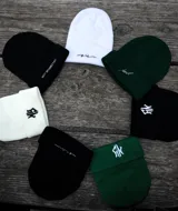 Gorro de lana negro con la frase "Not Interested" bordada en blanco.