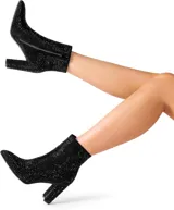 Bota de caña media con tacón cuadrado alto, completamente cubierta de strass negro. Presenta cierre lateral interno y punta ligeramente redondeada.