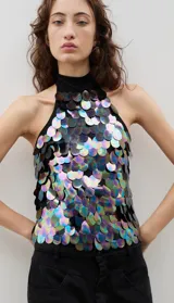 Top halter de cuello alto, confeccionado en tejido negro con acabado brillante y textura sutil.