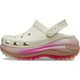 Zuecos Crocs Mega Crush Color Dip, modelo con plataforma alta y suela chunky. La parte superior es color beige claro con perforaciones para ventilación y tira trasera ajustable, mientras que la plataforma presenta un diseño degradado en tonos rosados, marrones y rojizos, con suela dentada de goma.
