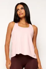 Musculosa deportiva blanca de corte holgado, con espalda estilo nadador y logo pequeño en el ruedo.