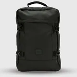 Mochila versátil de diseño minimalista en color negro, apta para uso como bolso de mano. Cuenta con compartimento interno para laptop de hasta 16 pulgadas, bolsillo exterior con cierre y correas ajustables laterales. Incluye asa superior reforzada y correas de hombro ocultables para mayor comodidad.