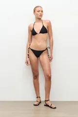 Top de bikini negro con diseño triangular y detalle de cuentas decorativas en el centro.