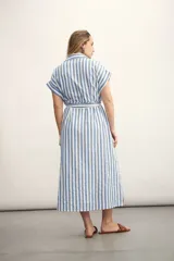 Vestido camisero midi a rayas verticales verdes y blancas, con cuello camisero, mangas cortas y lazo en la cintura.