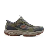 Championes deportivos Skechers Hands Free Slip-ins Vigor AT para hombre, color verde oliva con detalles en gris y marrón. Capellada de cuero y material sintético, cordones elásticos, plantilla Skechers Air-Cooled Memory Foam y suela de tracción resistente.