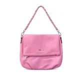 Cartera de hombro color rosado con diseño de solapa frontal y cierre metálico. Cuenta con una correa de cadena entrelazada con cuero sintético del mismo tono.
