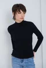 Polera de tejido morley color azul, con cuello alto y mangas largas, de corte ajustado al cuerpo.