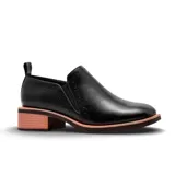 Zapato casual tipo botineta de cuero color marrón, con taco bajo cuadrado y detalle de perforaciones decorativas en los laterales. Cuenta con elástico lateral para facilitar el calce.