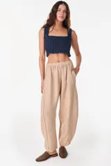 Pantalón de lino italiano color terracota, de corte relajado y fluido con cintura elástica fruncida.