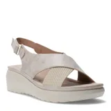 Sandalias de plataforma con tiras cruzadas en el empeine, una de ellas con textura cuadriculada. Cuenta con tira ajustable en el talón con hebilla metálica y suela de goma antideslizante.