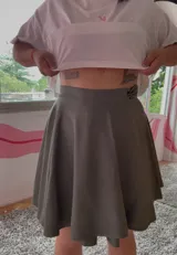 Pollera verde de viscosa, corte acampanado con lazo ajustable en la cintura.