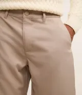 Bermuda recta azul marino confeccionada en sarga con tecnología que reduce las arrugas, seca rápido y ofrece mayor elasticidad.