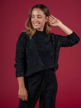 Sweater negro de lanilla con cuello alto y apliques de strass plateados.